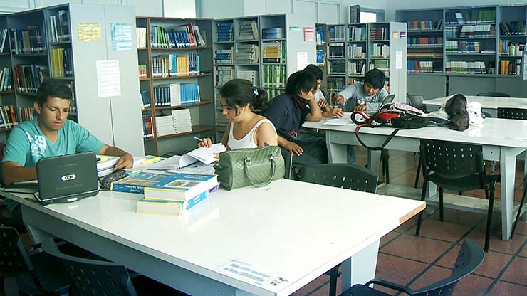 alumnos en biblioteca UNAJ