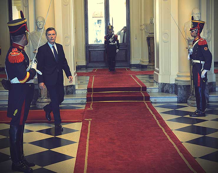 Macri ingresando en la Casa Rosada